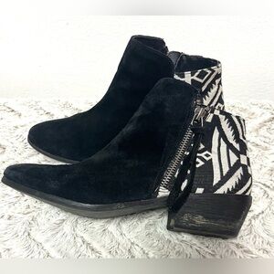 Yellow Box Acacia Western Boho Boots With Black & White Pattern Design 
Size 7